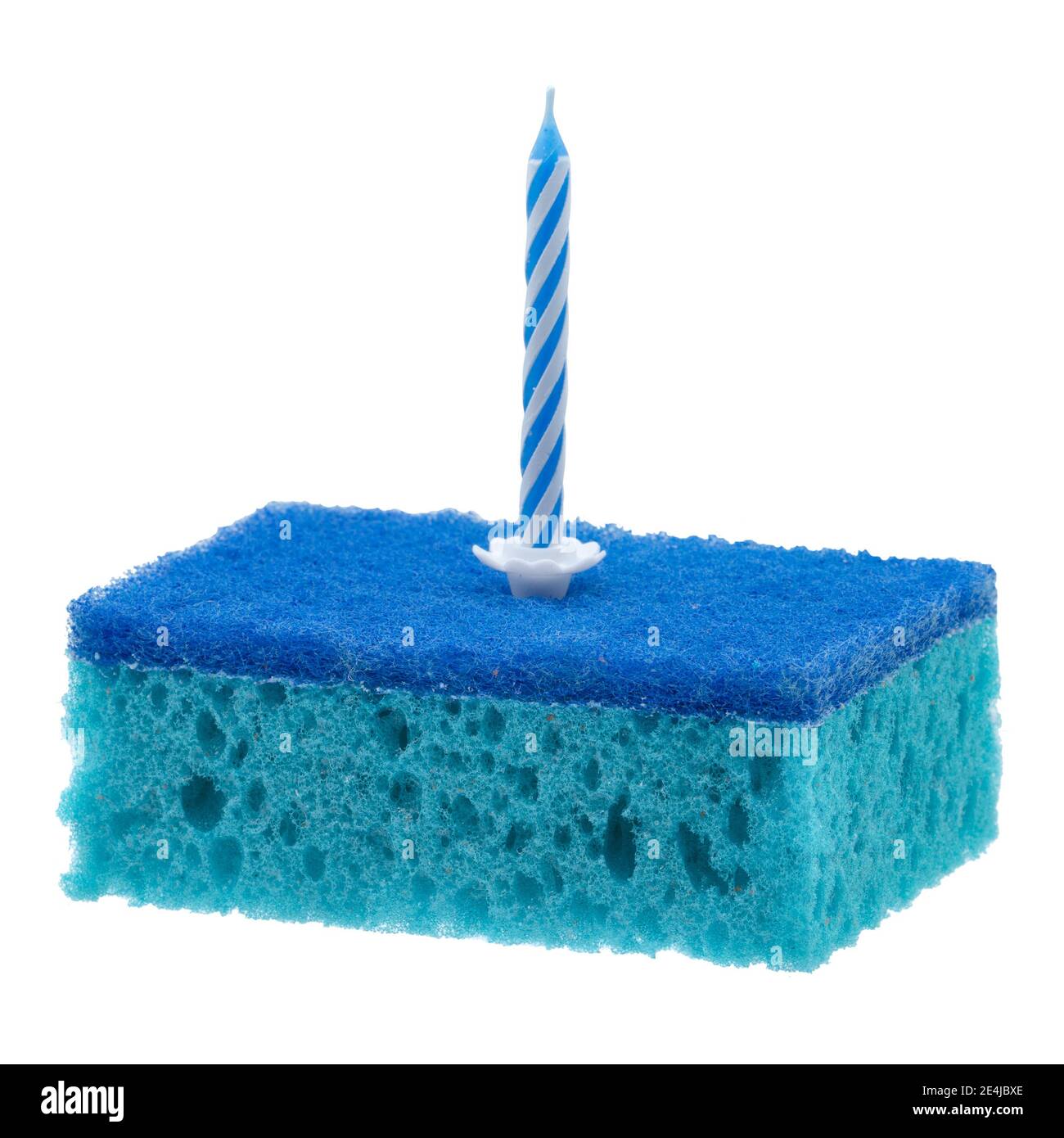 Spugna da cucina con candela, simbolo di un pezzo di torta di compleanno. Foto Stock