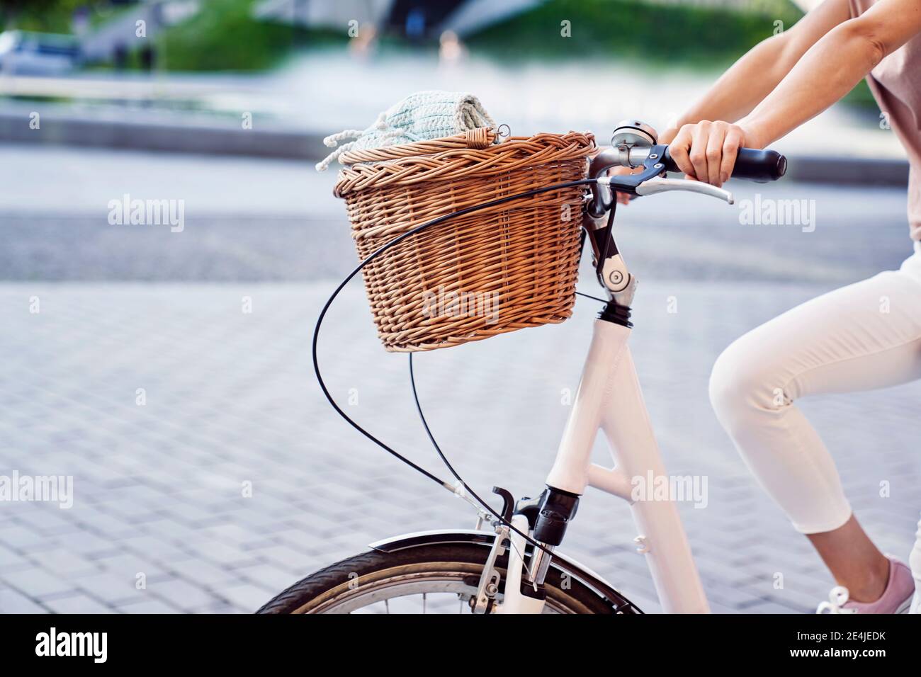 Donna in bicicletta in strada in città durante il fine settimana Foto Stock