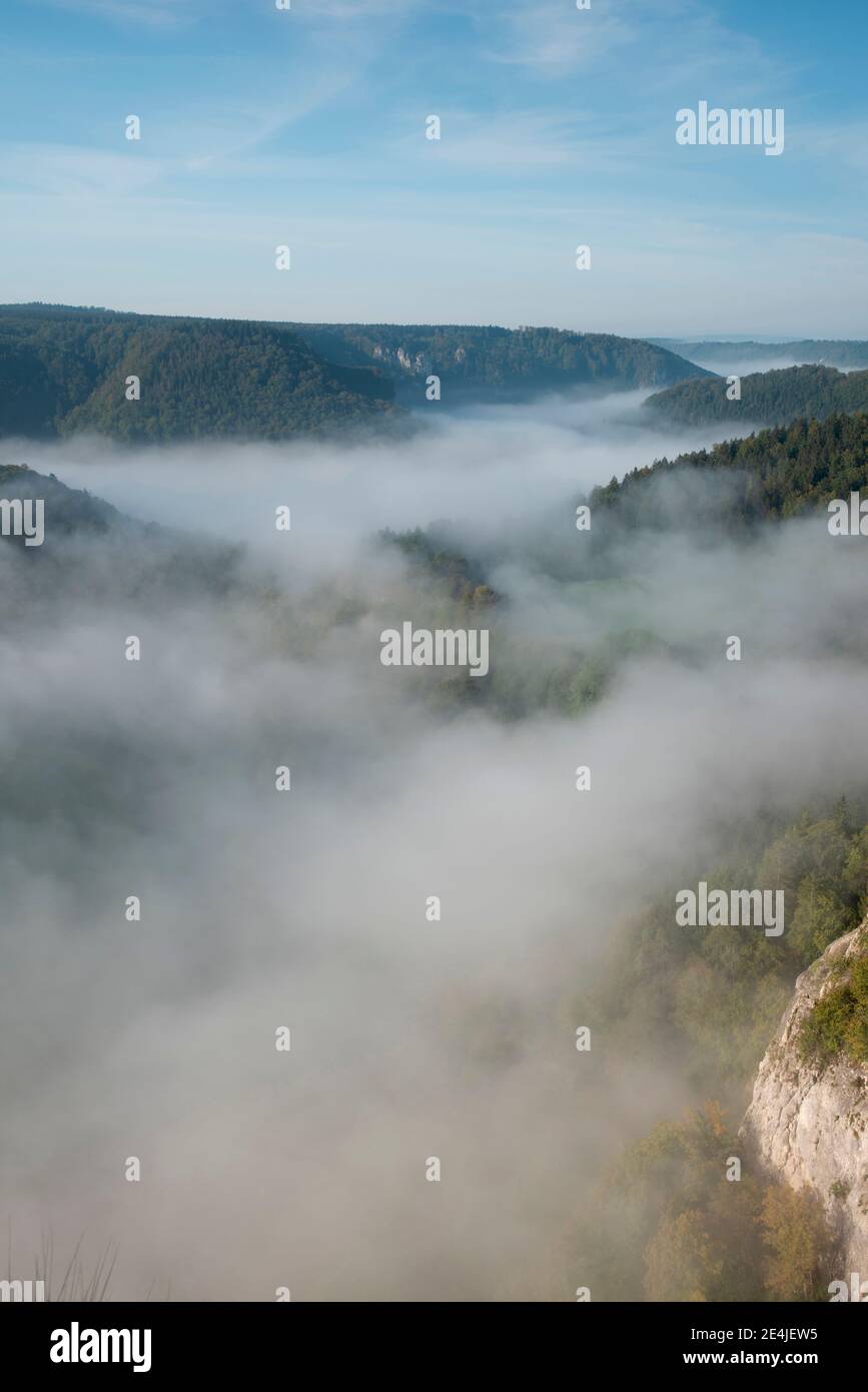 Valle del Danubio coperta da nuvole a Beuron, Alb Svevo, Germania Foto Stock