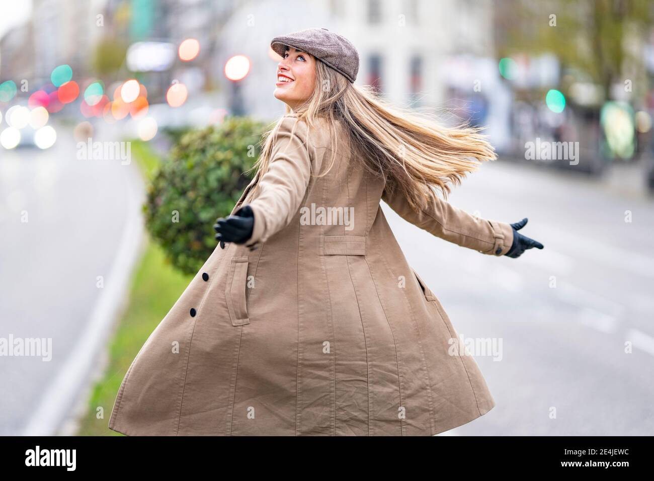 Bella donna che danzano sulla strada Foto Stock