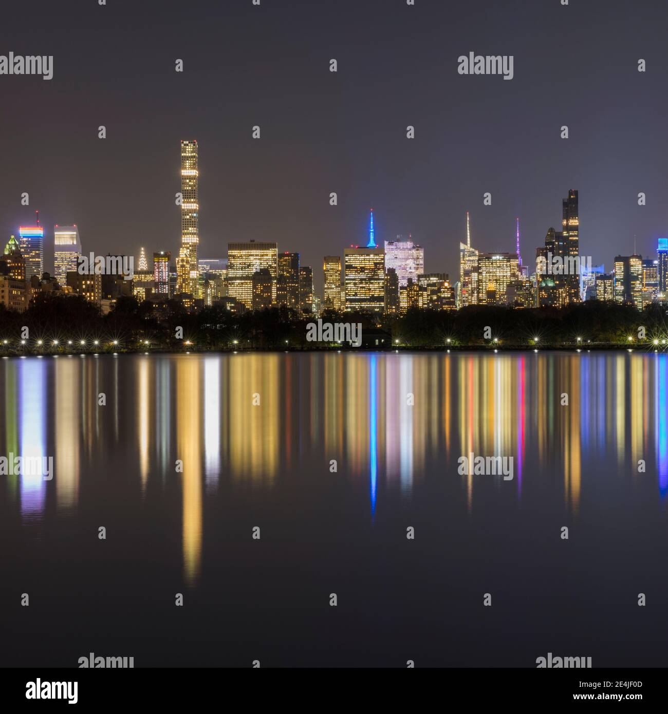 USA, New York, New York City, skyline di Midtown Manhattan illuminato di notte Foto Stock