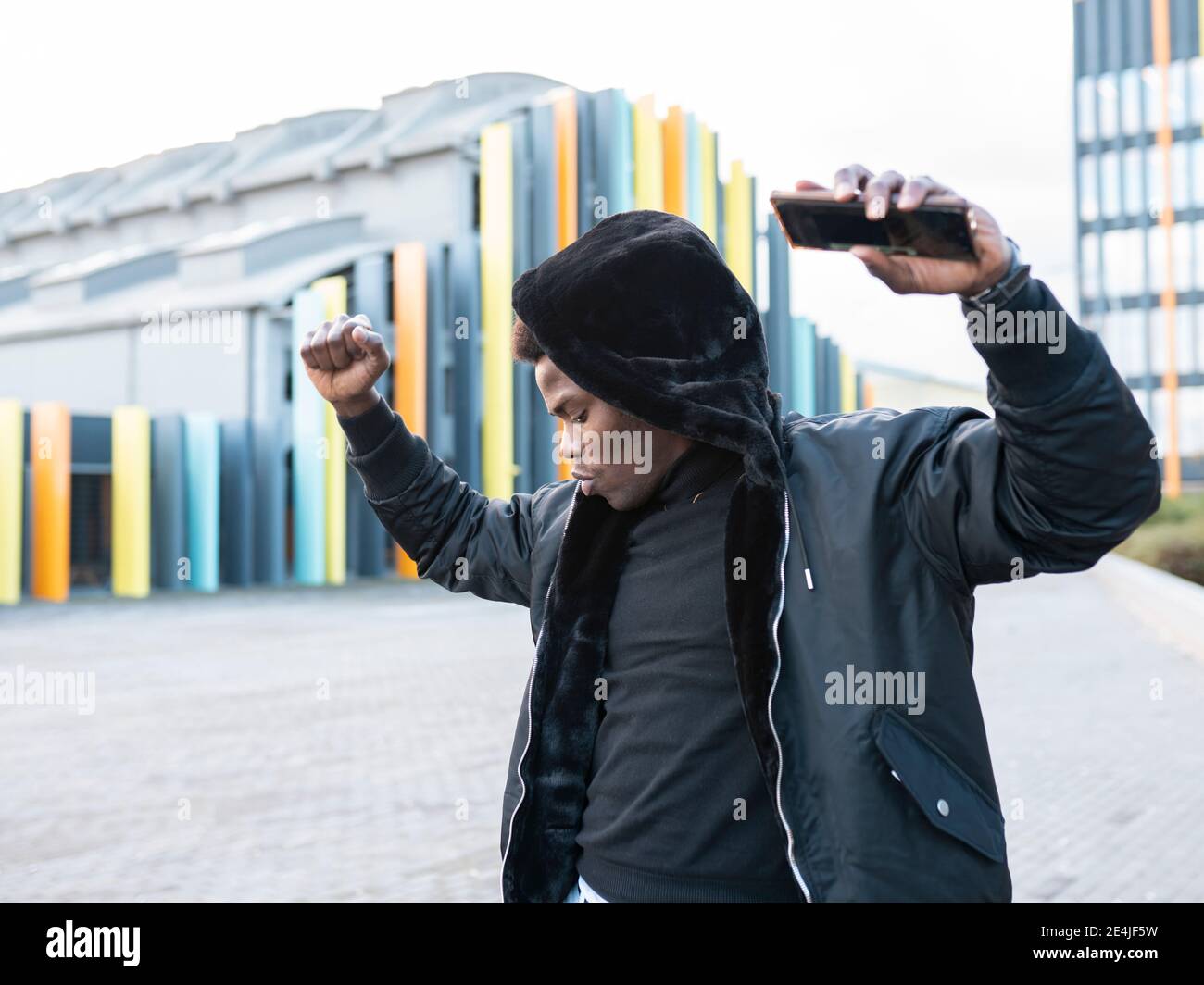 Giovane che ascolta la musica in città Foto Stock