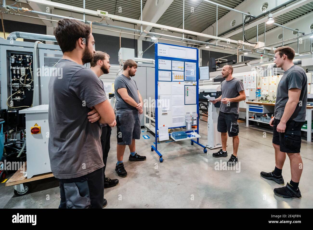 Addetto alla manutenzione che discute mentre si trova nel settore Foto Stock