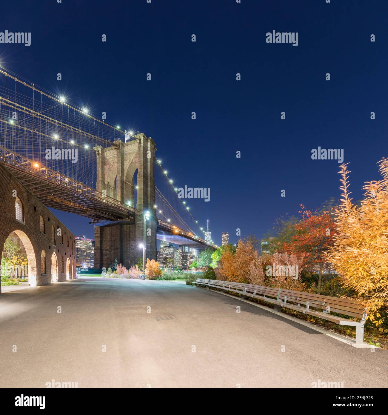 USA, New York, New York City, Ponte di Brooklyn illuminato di notte Foto Stock