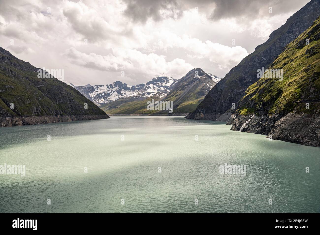 Lago nel paesaggio di montagna Foto Stock