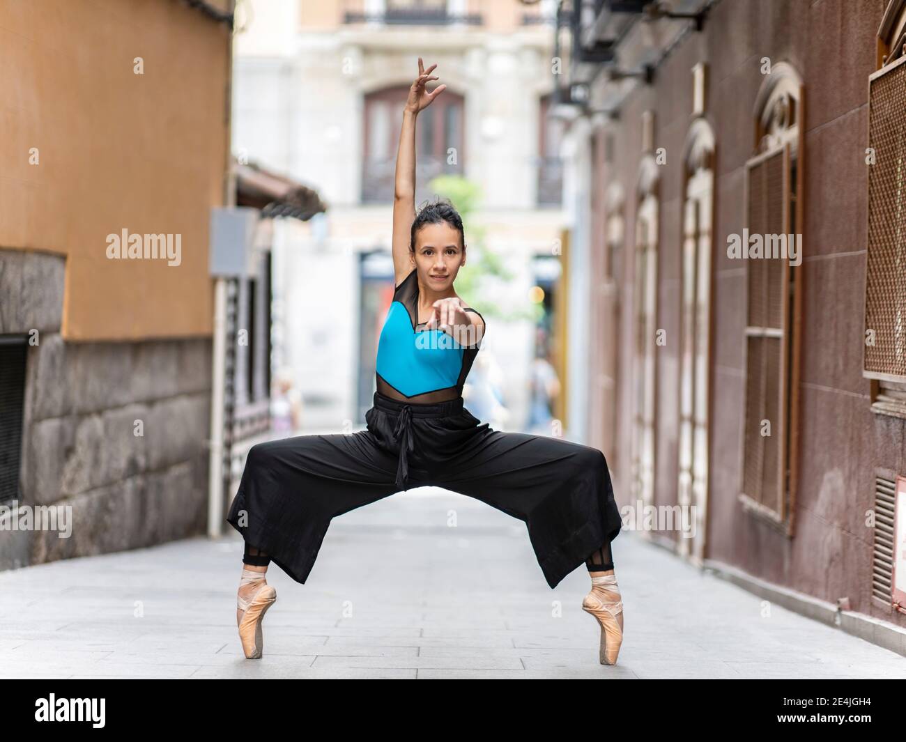 Ballerina appassionata ballando mentre si sta in piedi in piedi sul sentiero Foto Stock