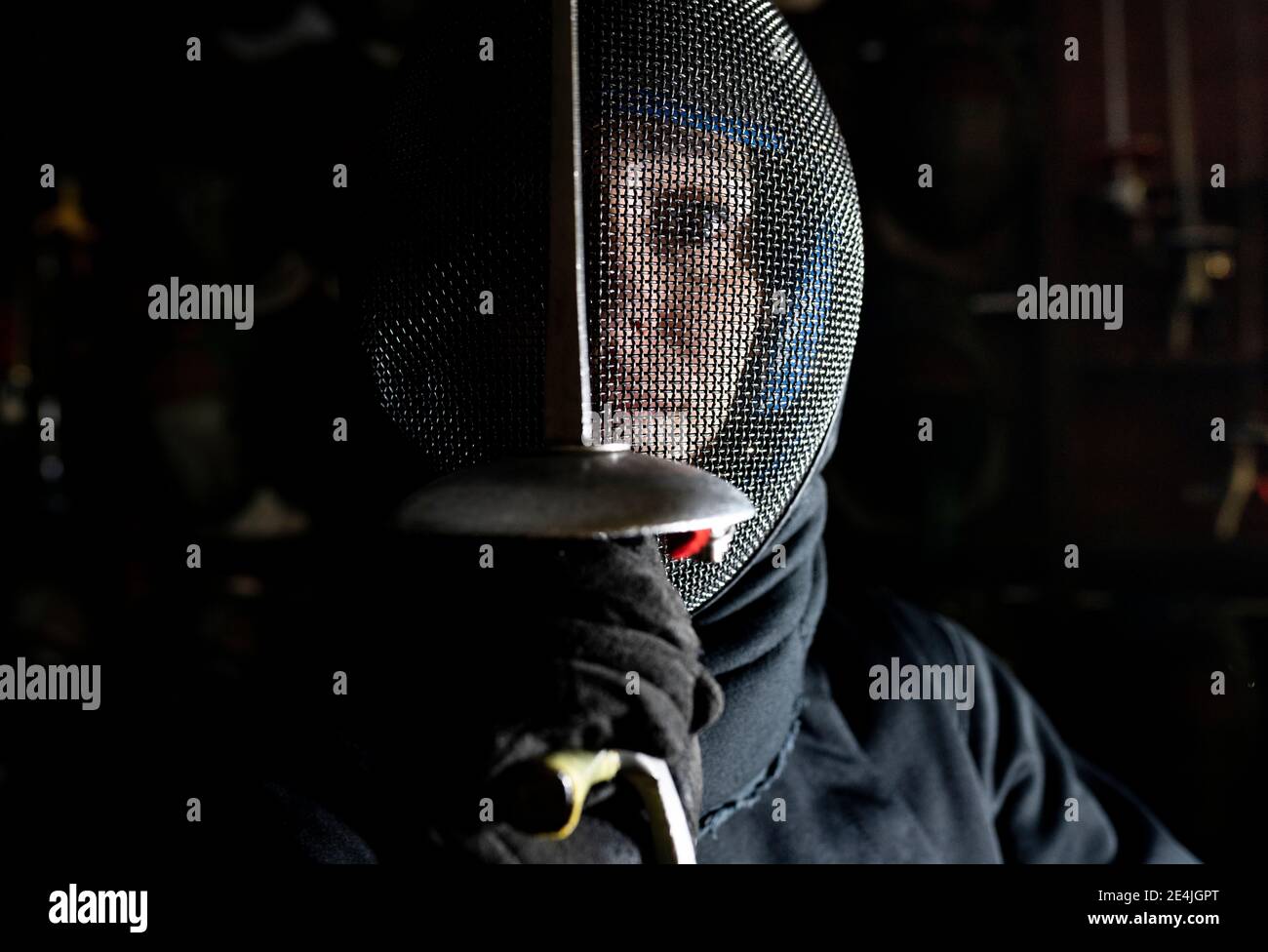 Donna in maschera scherma in palestra Foto Stock