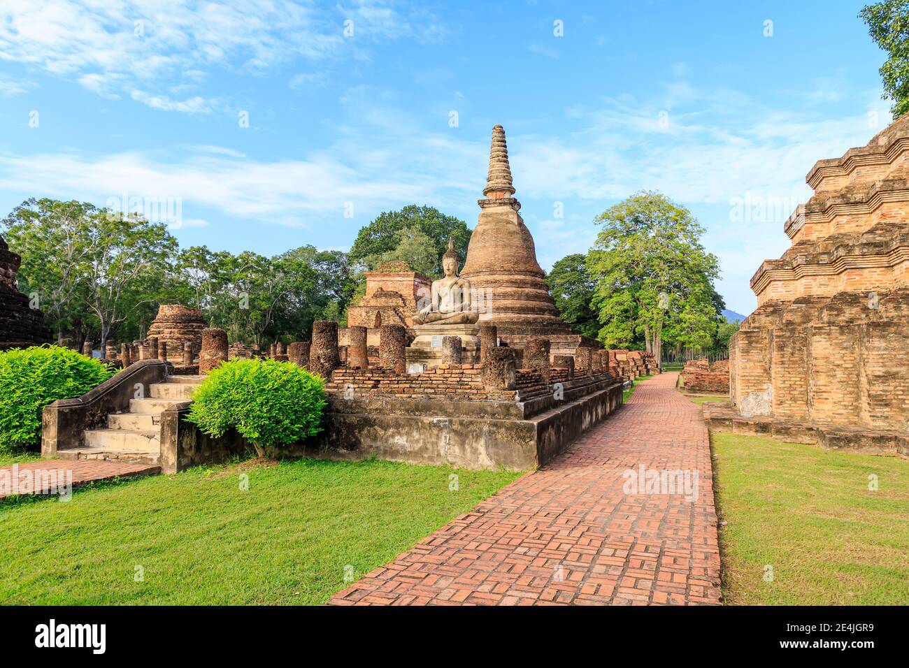 Statua di Buddha e tempio Wat Mahathat pagoda, Sukhothai Historical Park, Thailandia Foto Stock