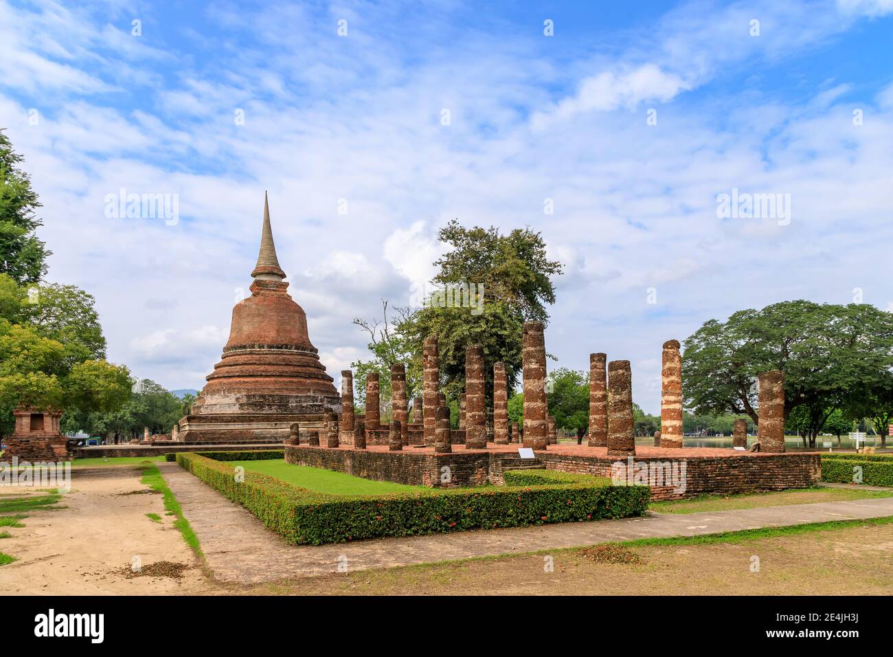 Pagoda e complesso di monastero di cappella in rovina al tempio di Wat Chana Songkhram, Sukhothai Historical Park, Thailandia Foto Stock