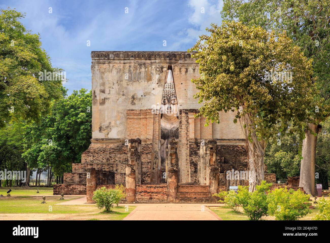 Famosa statua del Buddha di nome Phra Achana situata nella cappella in rovina del tempio di Wat si Chum, Sukhothai Historical Park, Thailandia Foto Stock