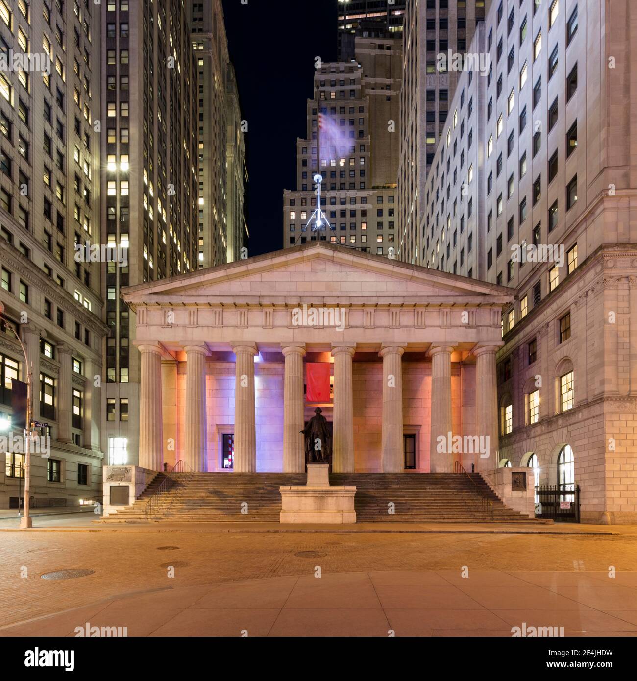 USA, New York, New York City, Federal Hall illuminato di notte Foto Stock