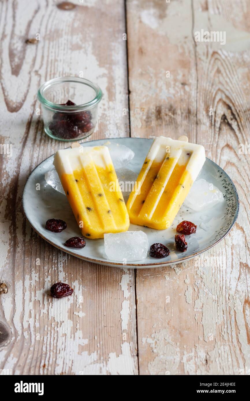 Popsicle fatte in casa con mango e frutto della passione Foto Stock