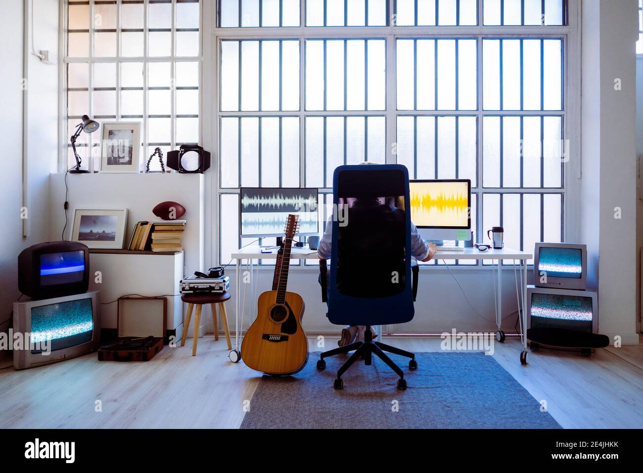 Esperienza di lavoro mentre si è seduti allo studio di registrazione Foto Stock