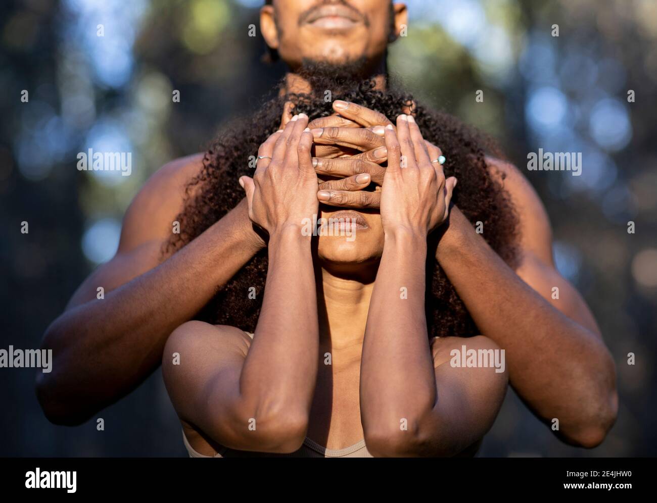Ballerina maschile che copre gli occhi della partner femminile durante la performance Foto Stock