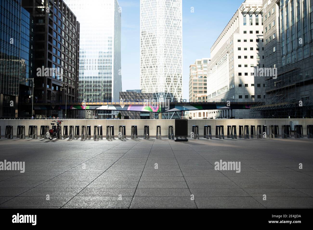 Regno Unito, Inghilterra, Londra, fila di portabiciclette su strada vuota Foto Stock