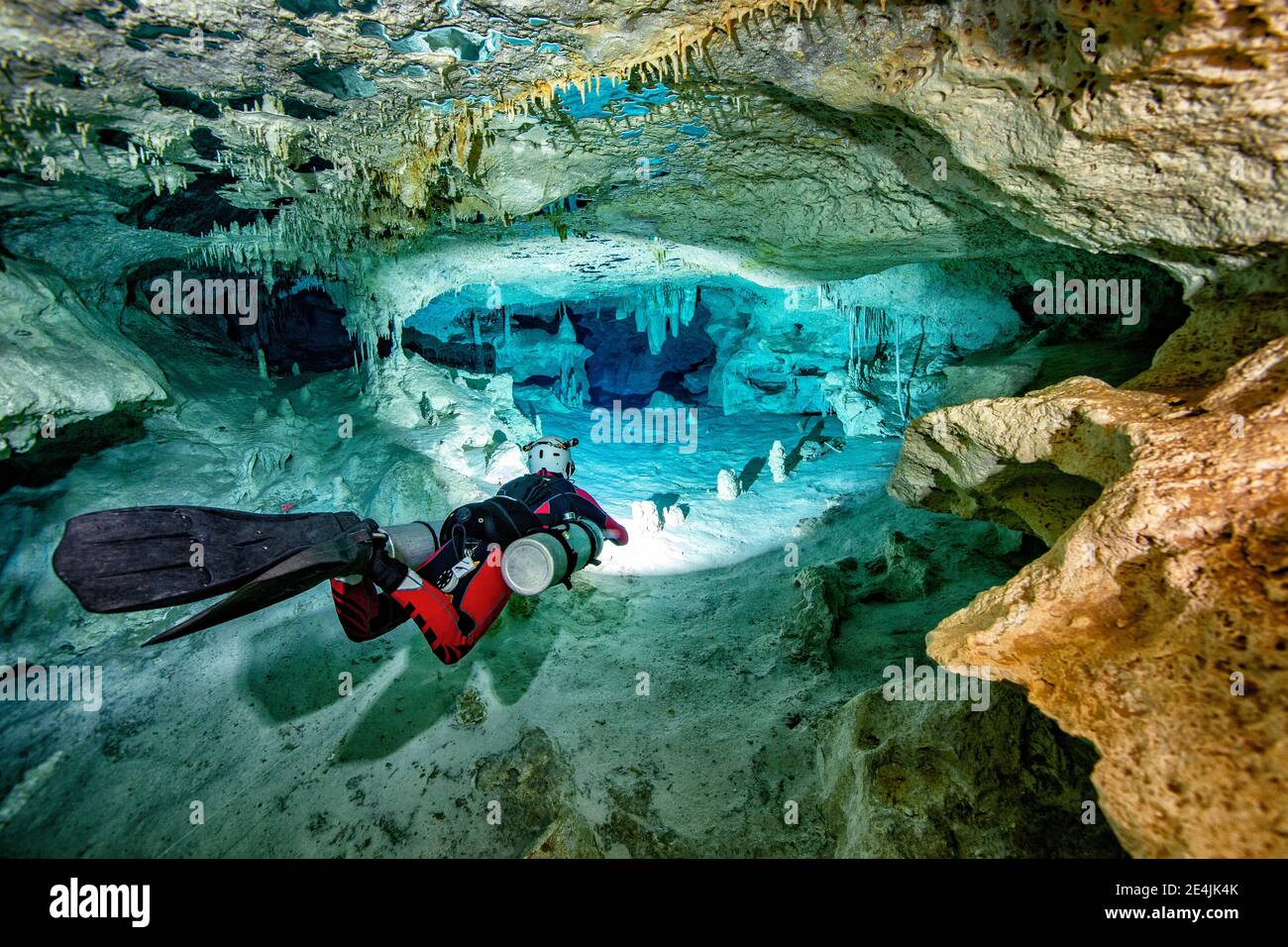 Caverna maschile subacqueo esplorando tra rocce in mare, Cenote Dos Pisos, Quintana Roo, Messico Foto Stock