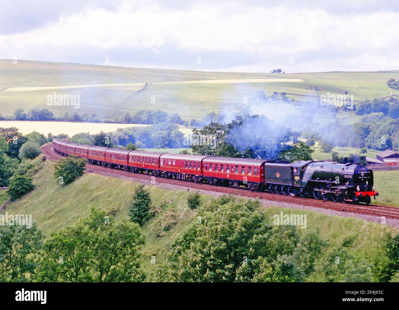 Classe A2 no 60532 Blue Peter a Smardale su Settle a Carlsile Railway, Cumbria, Inghilterra Foto Stock