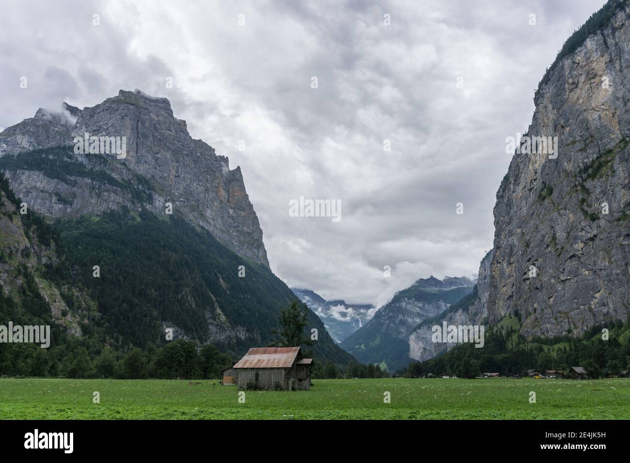 Vista della Valle di Lauterbrunnen a forma di U vicino alle cascate Trummelbach nell'Oberland Bernese, Svizzera Foto Stock