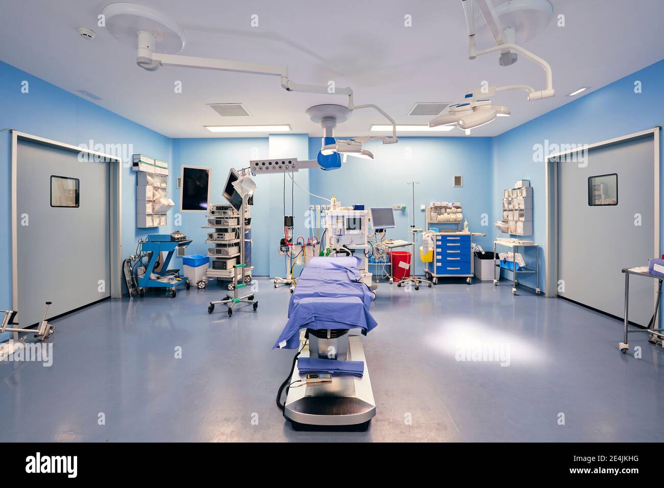 Disposizione delle apparecchiature mediche nella sala operatoria dell'ospedale Foto Stock