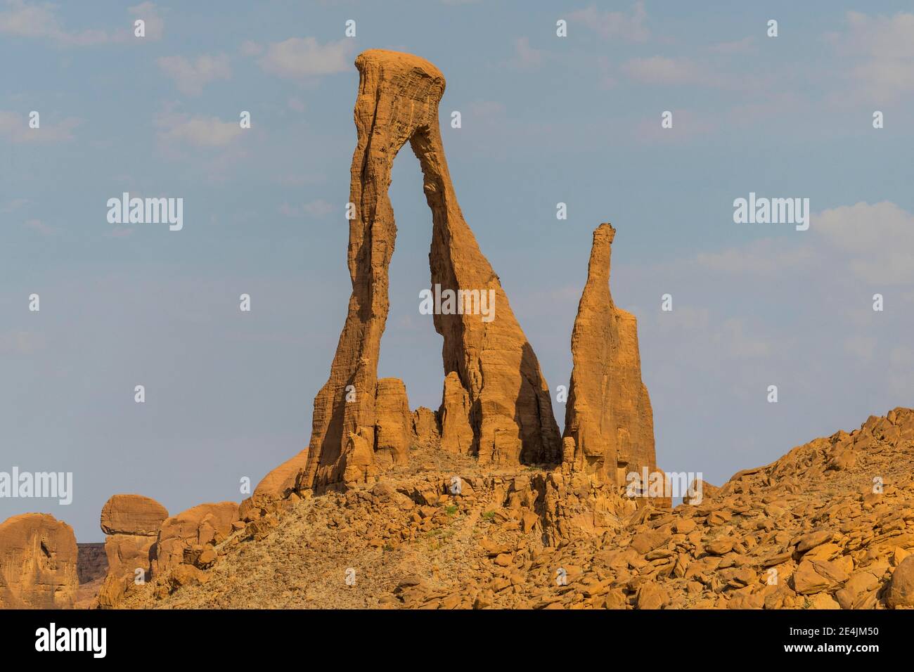 Arco di roccia frastagliato, Ennedi Plateau, Ciad Foto Stock