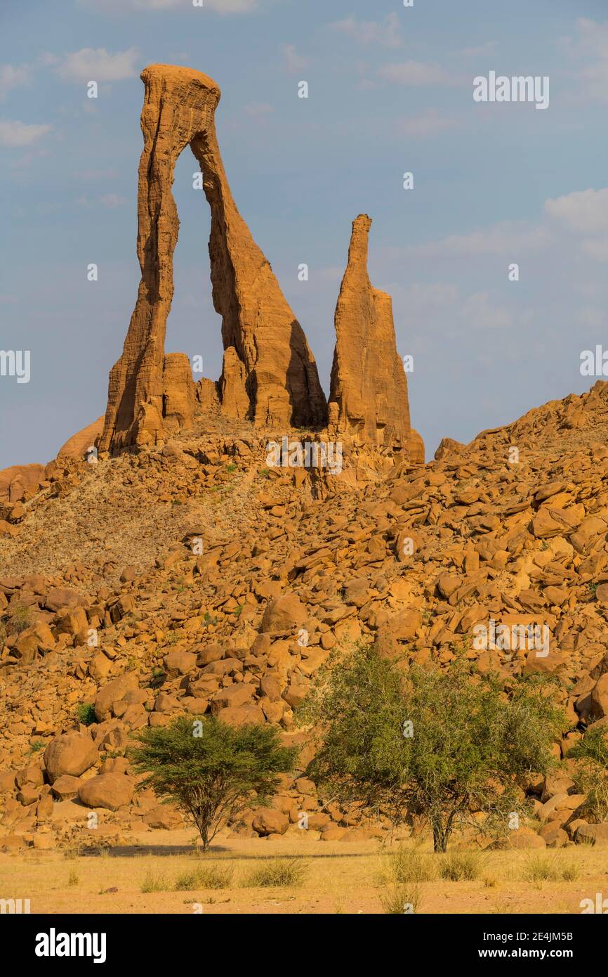 Arco di roccia frastagliato, Ennedi Plateau, Ciad Foto Stock