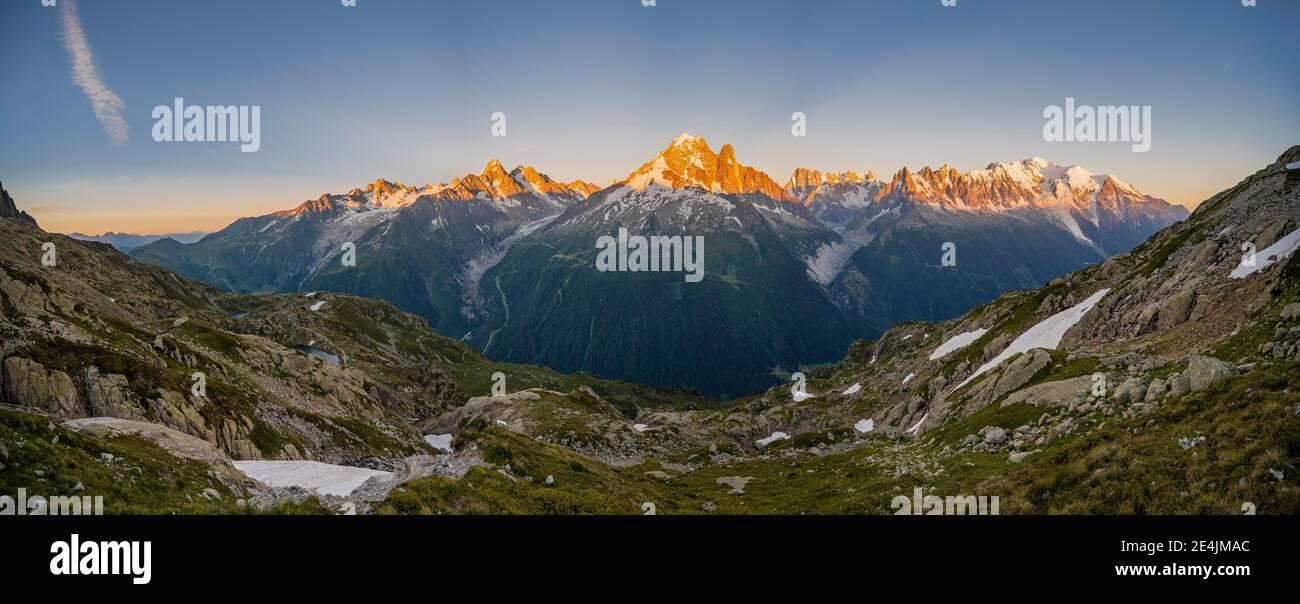 Bagliore alpino, panorama montano, Mer de Glace e Glacier d'Argentiere, Aiguille Verte, Aiguille du Midi, Aiguille du Moine, Monte Bianco, Grandes Foto Stock