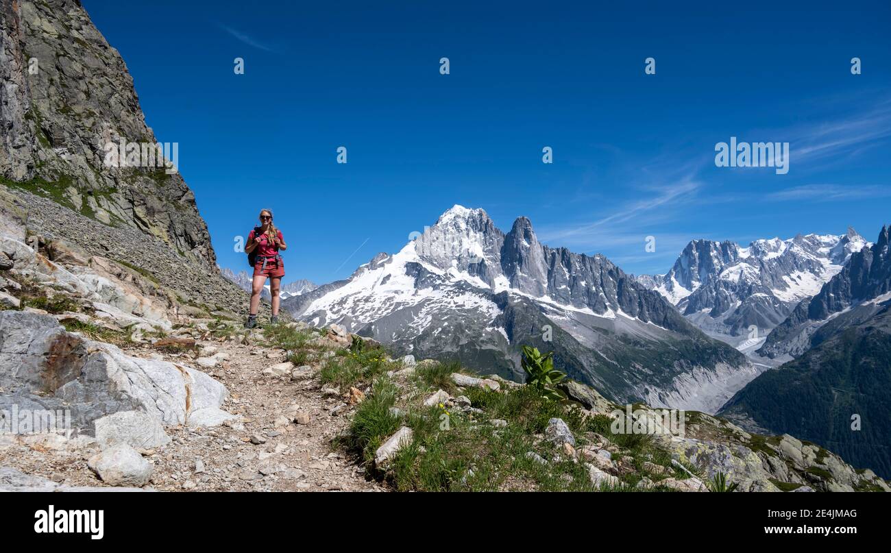 Escursionista su sentiero escursionistico, Grand Balcon Sud, ghiacciaio, Mer de Glace, Aiguille Verte cima, Grandes Jorasses, massiccio del Monte Bianco, Chamonix-Mont-Blanc Foto Stock