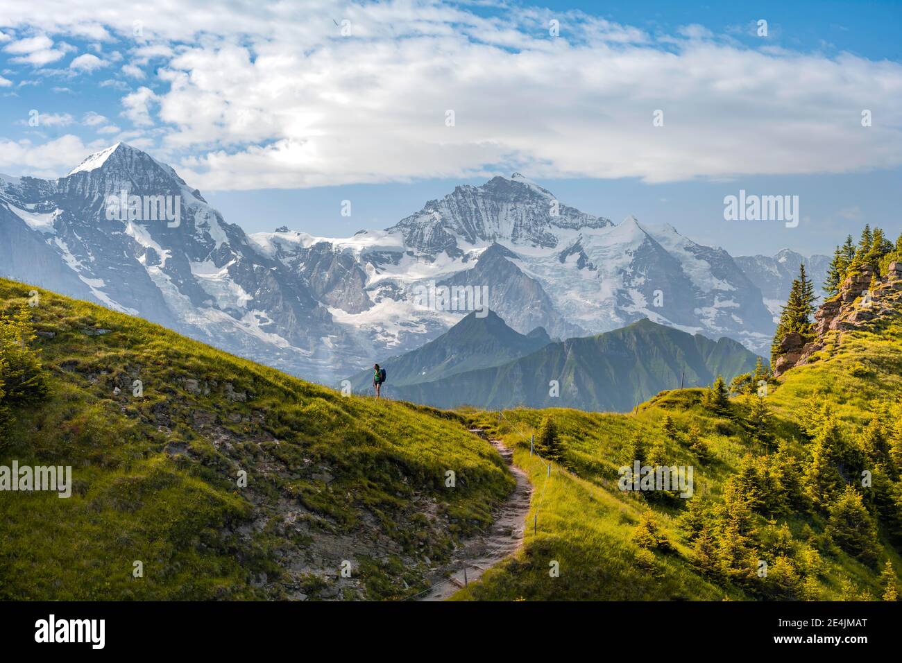 Escursionista su sentieri escursionistici, cime innevate, Mönch, Jungfraujoch e Jungfrau, ghiacciaio Jungfraufirn, regione Jungfrau, Grindelwald, Berna, Svizzera Foto Stock