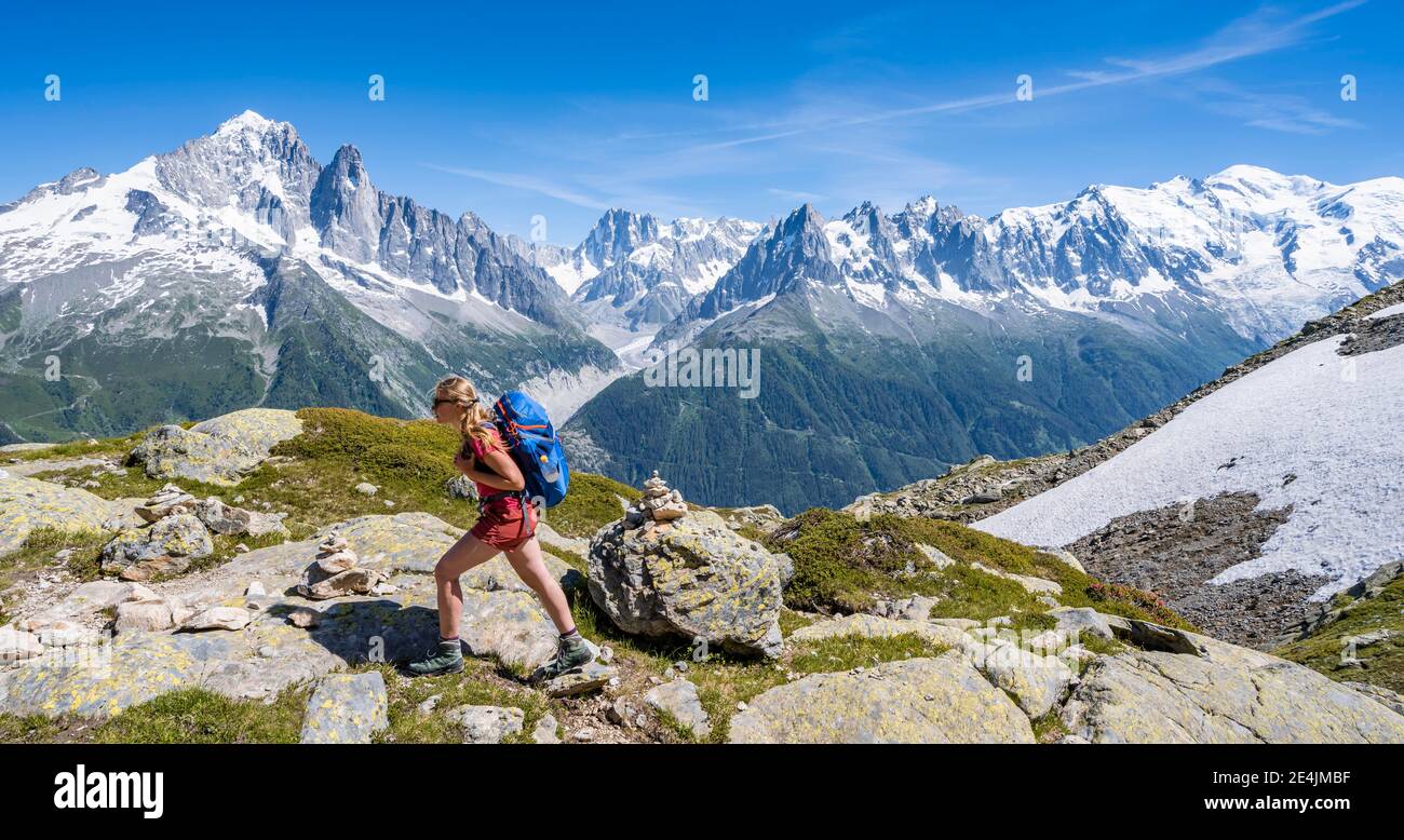 Escursionista su sentiero, Grand Balcon Sud, ghiacciaio, Mer de Glace, Aiguille Verte e le cime del Monte Bianco, Grandes Jorasses, massiccio del Monte Bianco Foto Stock