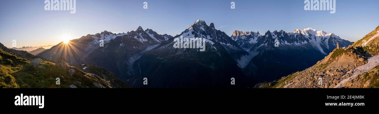 Sole di fronte alle montagne, Mer de Glace e Glacier d'Argentiere, Aiguille Verte, Aiguille du Midi, Aiguille du Moine, Mont Blanc, Grandes Jorasses Foto Stock