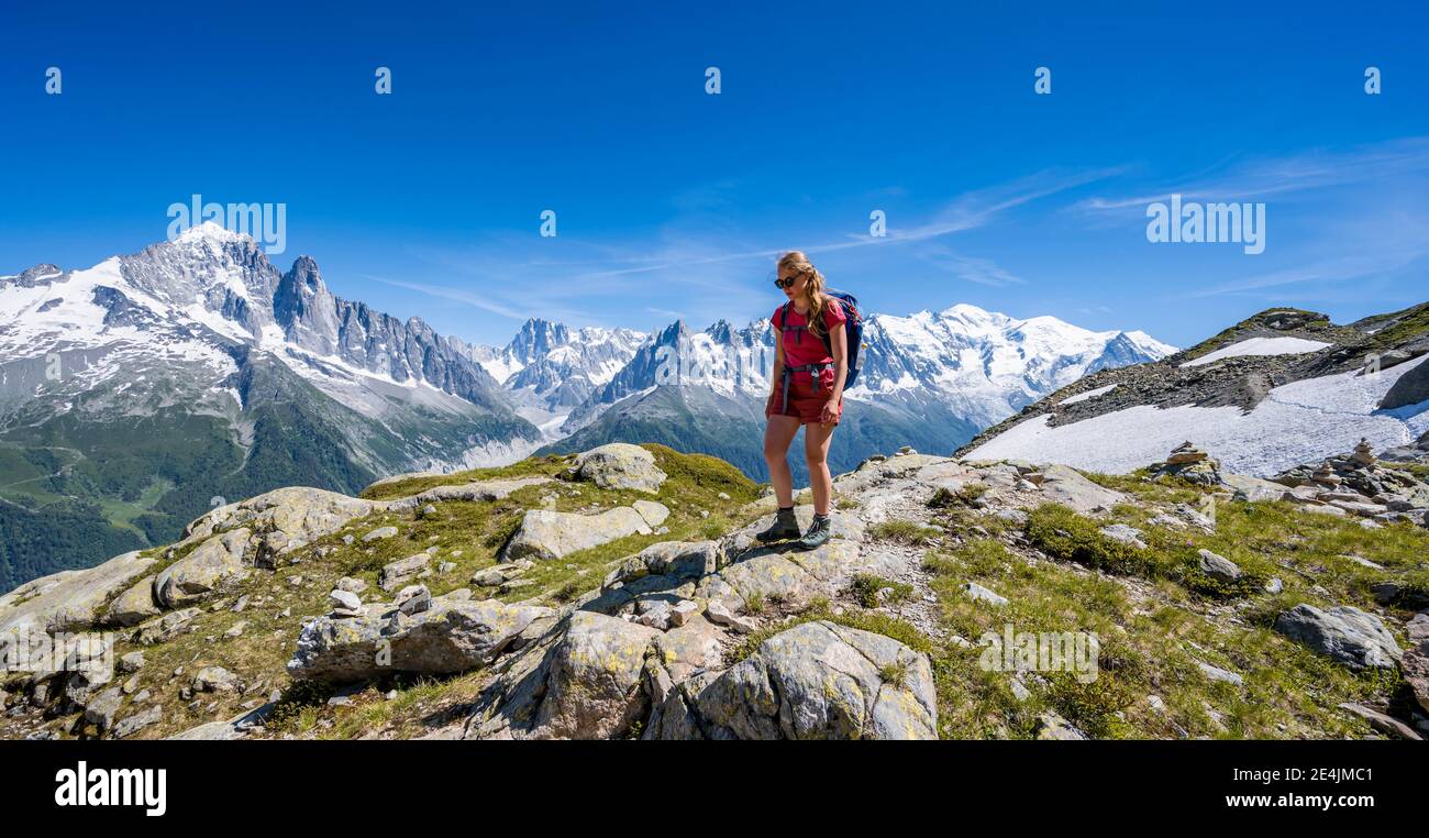 Escursionista su sentiero, Grand Balcon Sud, ghiacciaio, Mer de Glace, Aiguille Verte e le cime del Monte Bianco, Grandes Jorasses, massiccio del Monte Bianco Foto Stock