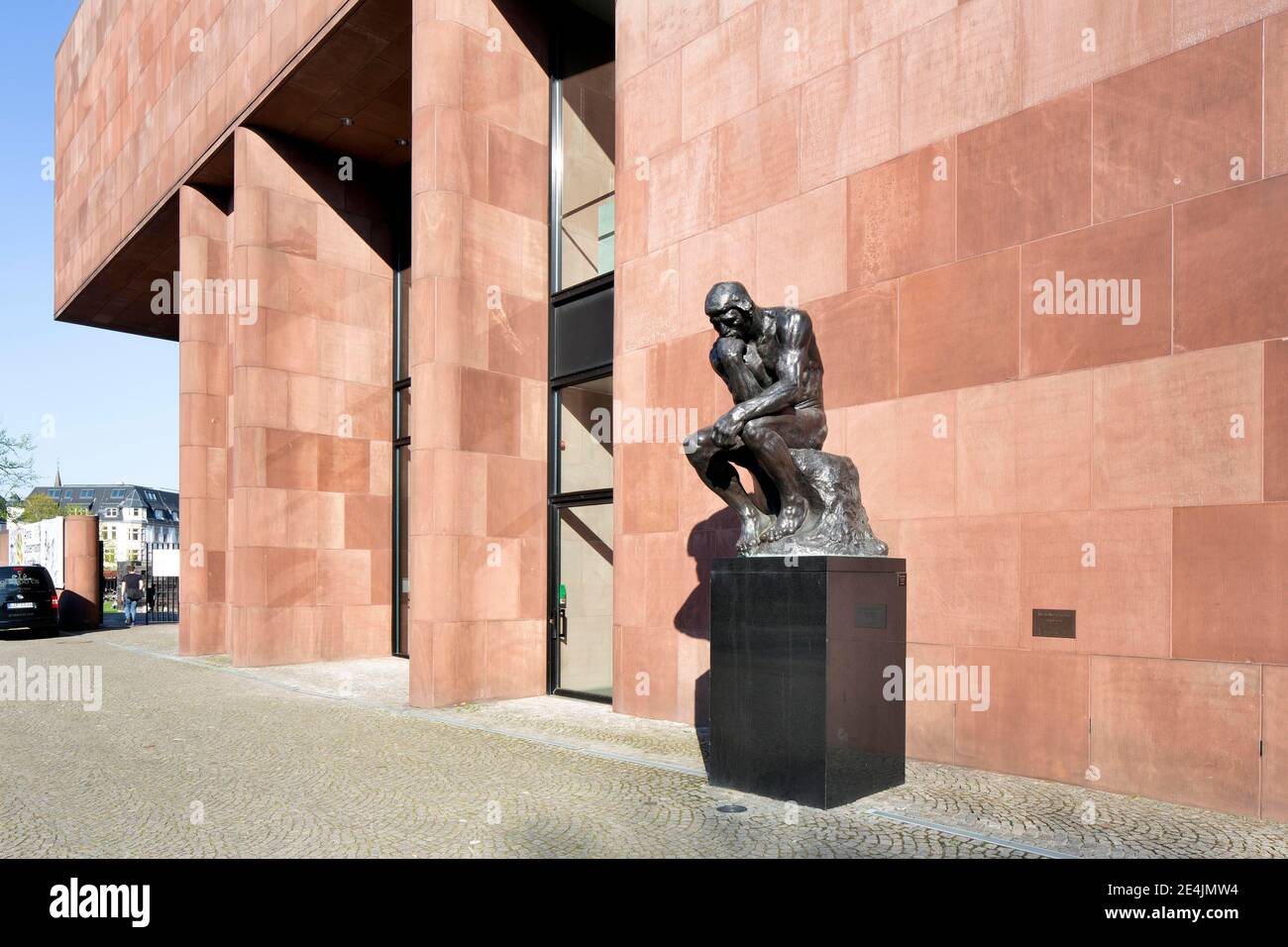 Il Pensatore, scultura di Auguste Rodin, di fronte al Bielefelder Kunsthalle, Bielefeld, East Westfalia, North Rhine-Westfalia, Germania Foto Stock