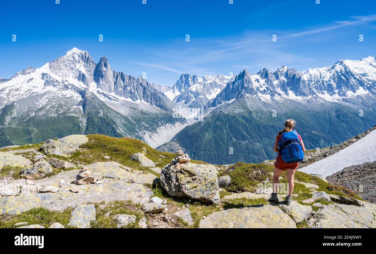 Escursionista su sentiero, Grand Balcon Sud, ghiacciaio, Mer de Glace, Aiguille Verte e le cime del Monte Bianco, Grandes Jorasses, massiccio del Monte Bianco Foto Stock
