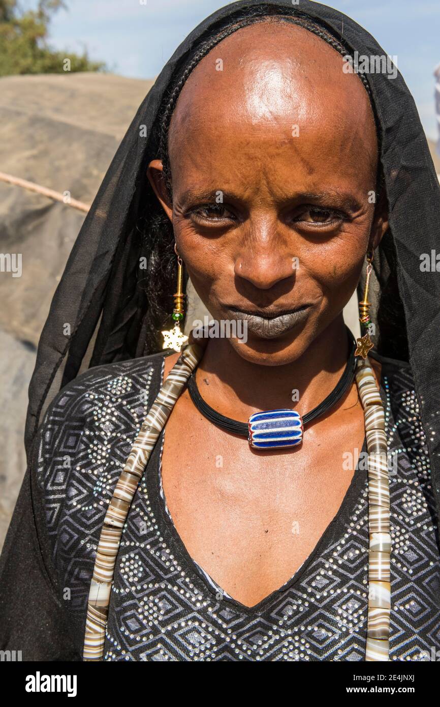 Donna vestita tradizionale, Sahel, Ciad Foto Stock