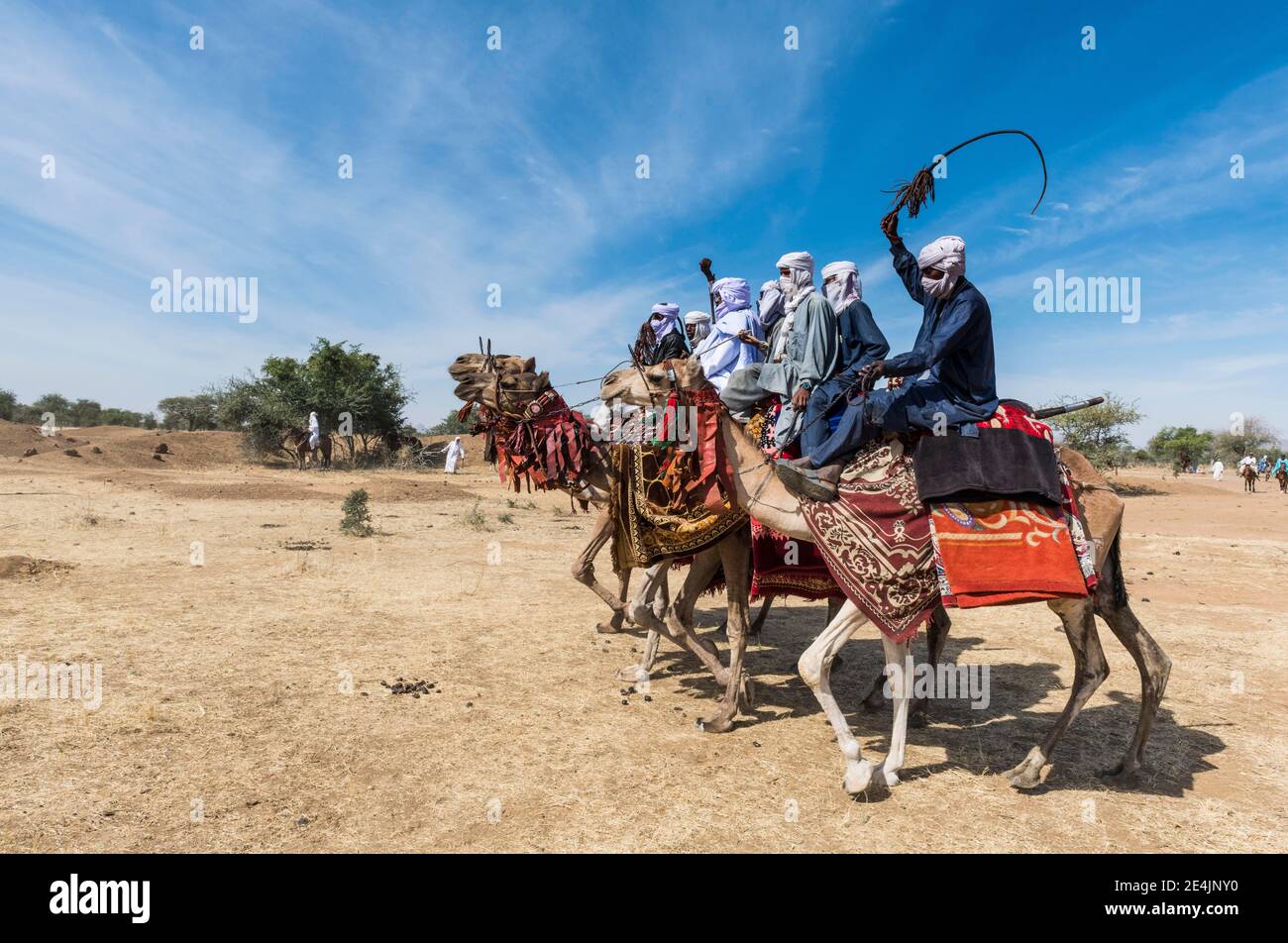 Variopinti cavalieri di cammelli in un festival tribale, Sahel, Ciad Foto Stock