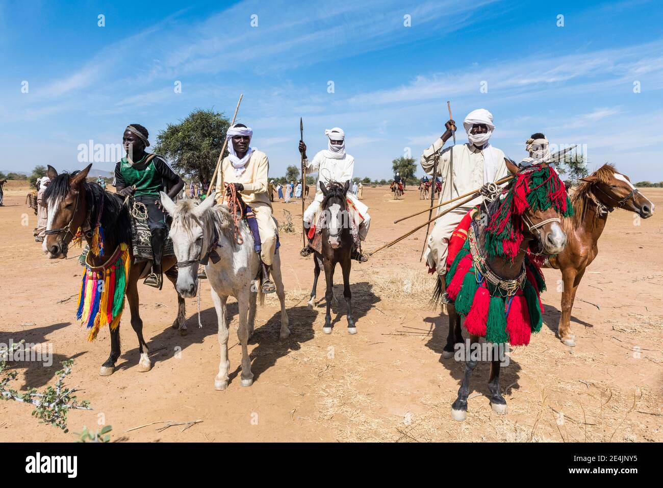 Cavalieri colorati ad un festival tribale, Sahel, Ciad Foto Stock