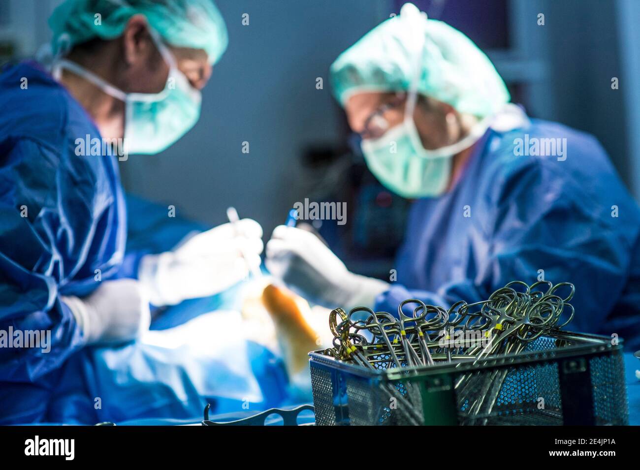 Chirurgo ortopedico maschio lavando la mano con sapone da lavandino in ospedale Foto Stock