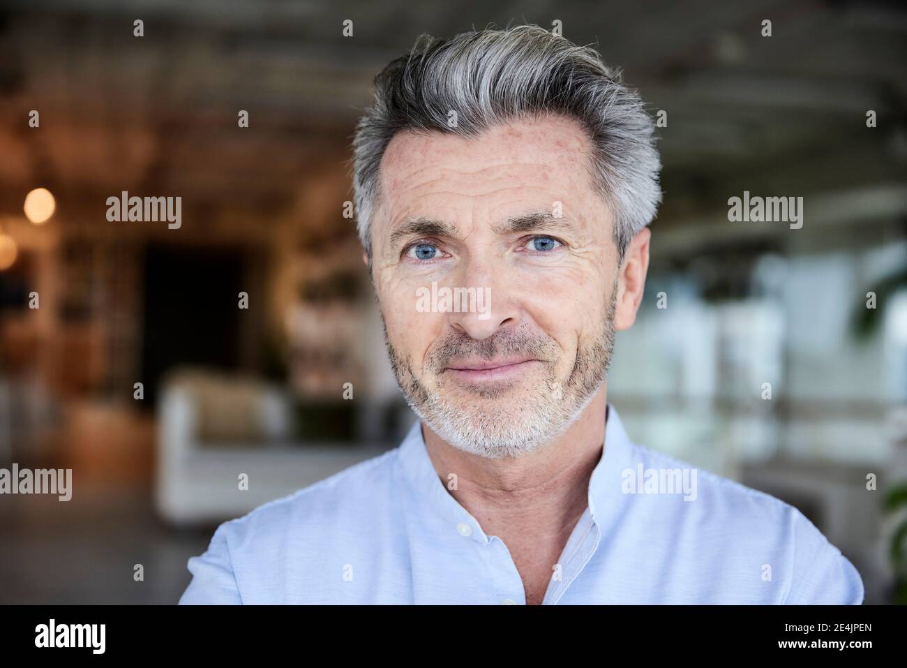 Uomo d'affari sorridente con gli occhi blu Foto Stock