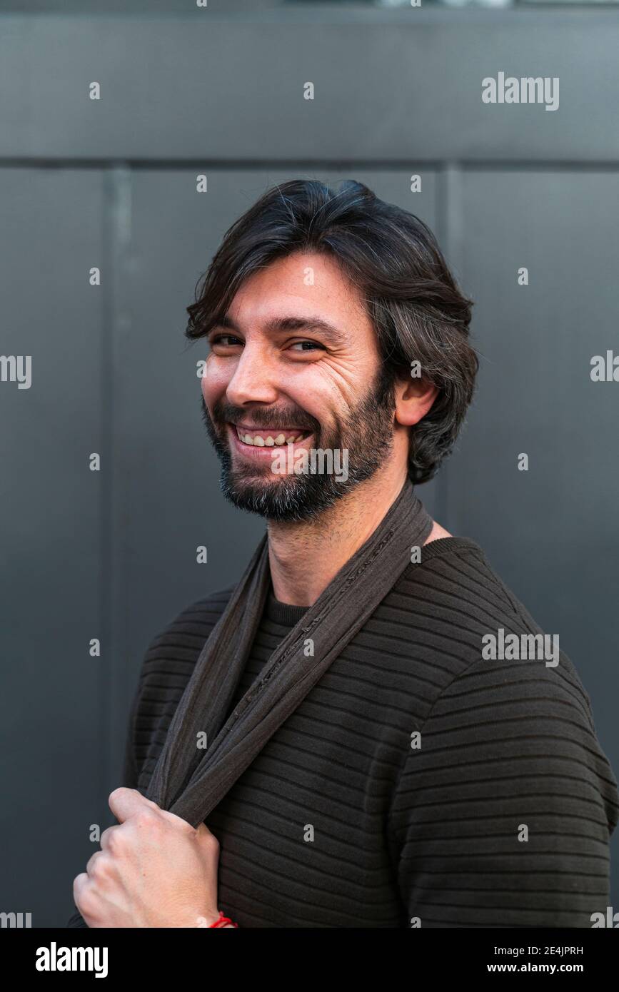 Ritratto di uomo che indossa maglione marrone e sciarpa con verricello Foto Stock