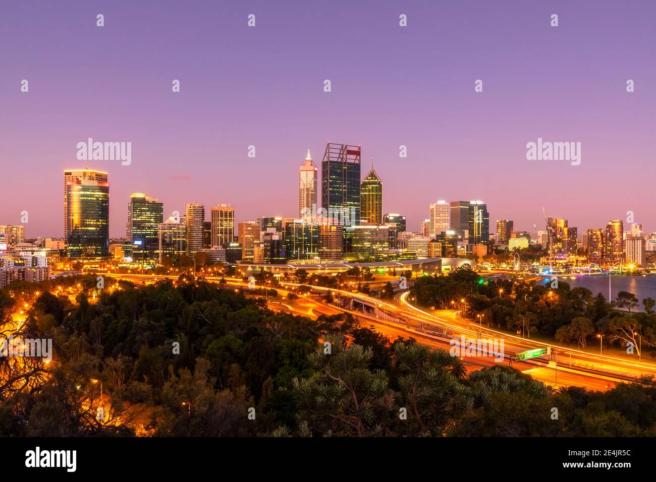 Australia, Australia Occidentale, Perth, Kings Park e Mounts Bay Road al tramonto con skyline della città sullo sfondo Foto Stock