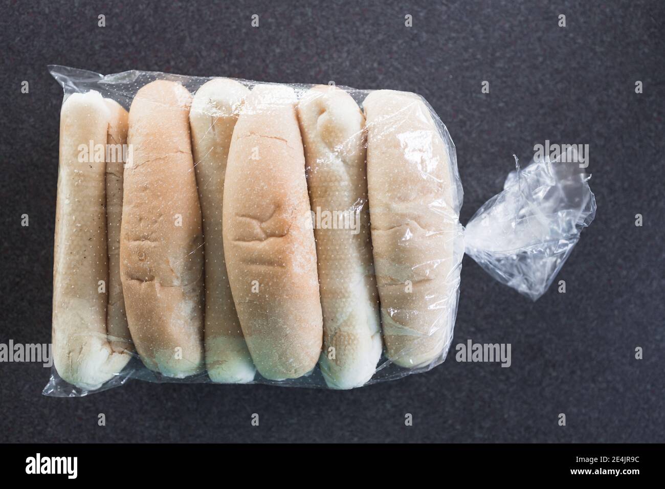 concetto di ingredienti alimentari semplici, ciambelle hot dog in sacchetto di plastica Foto Stock