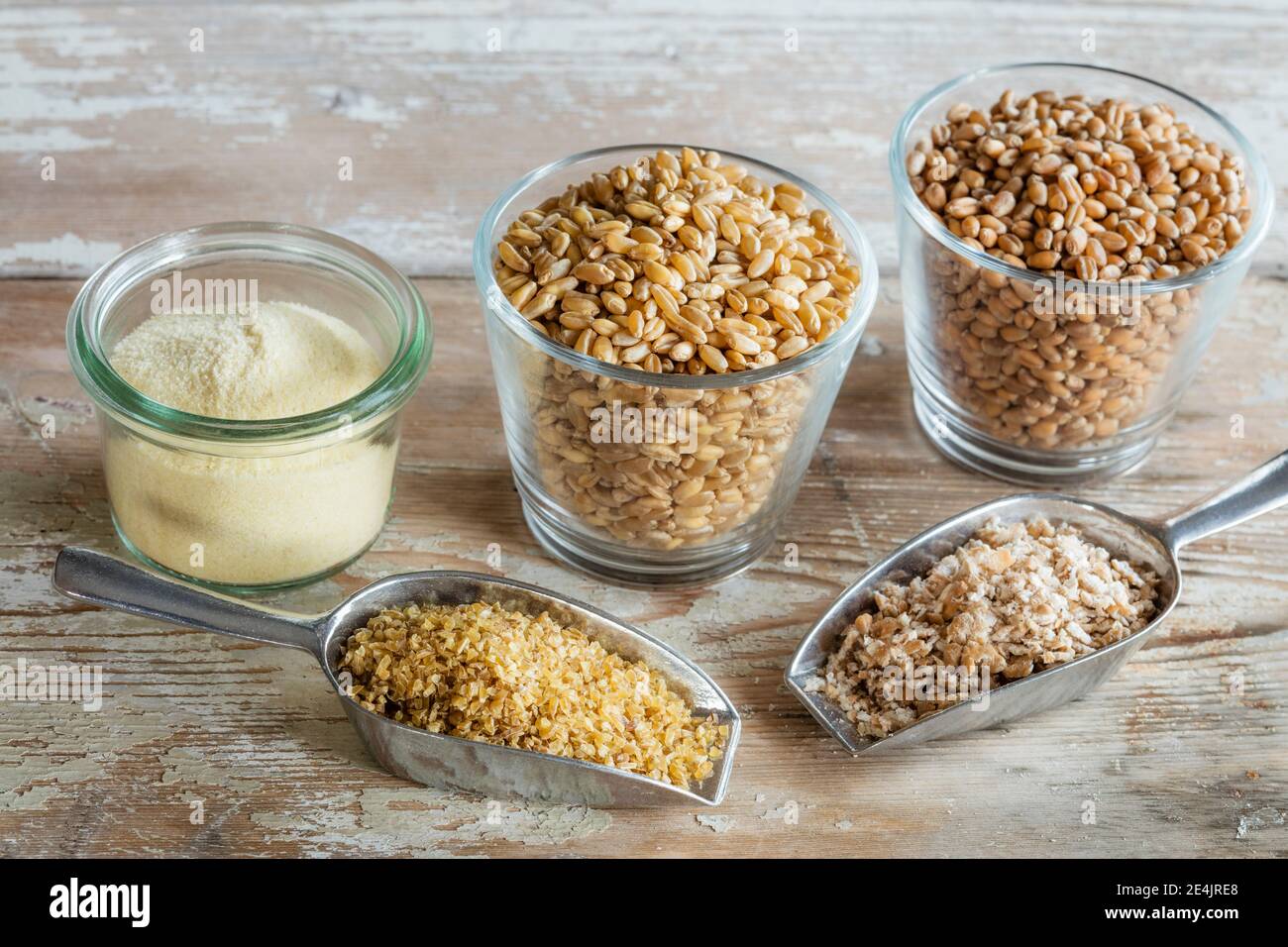 Frumento sotto forma di farina, cereali e fiocchi Foto Stock