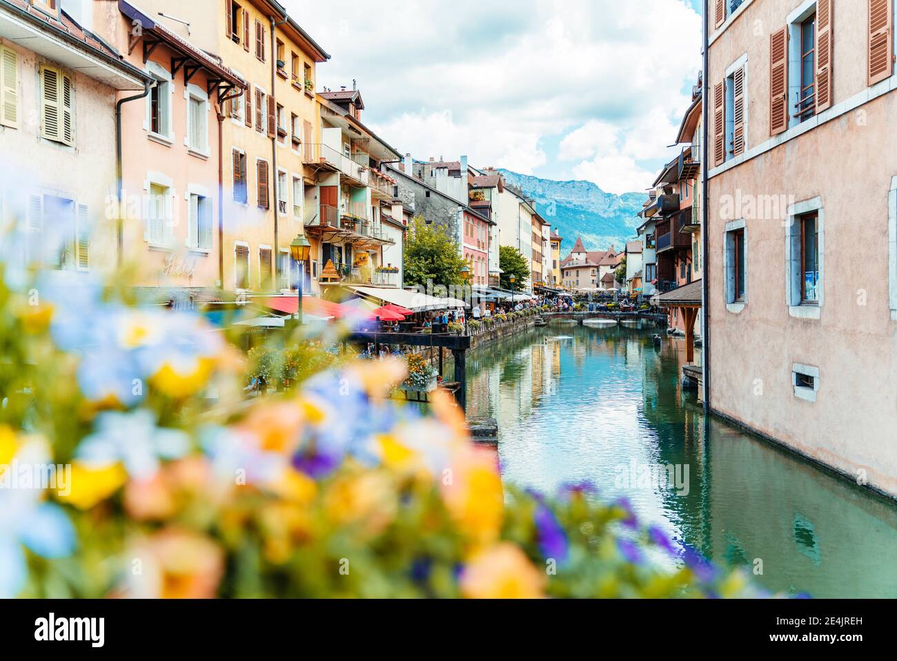 Centro storico con fiume e montagne ad Annecy, Francia Foto Stock Centro storico con fiume e montagne ad Annecy, Francia Foto Stock