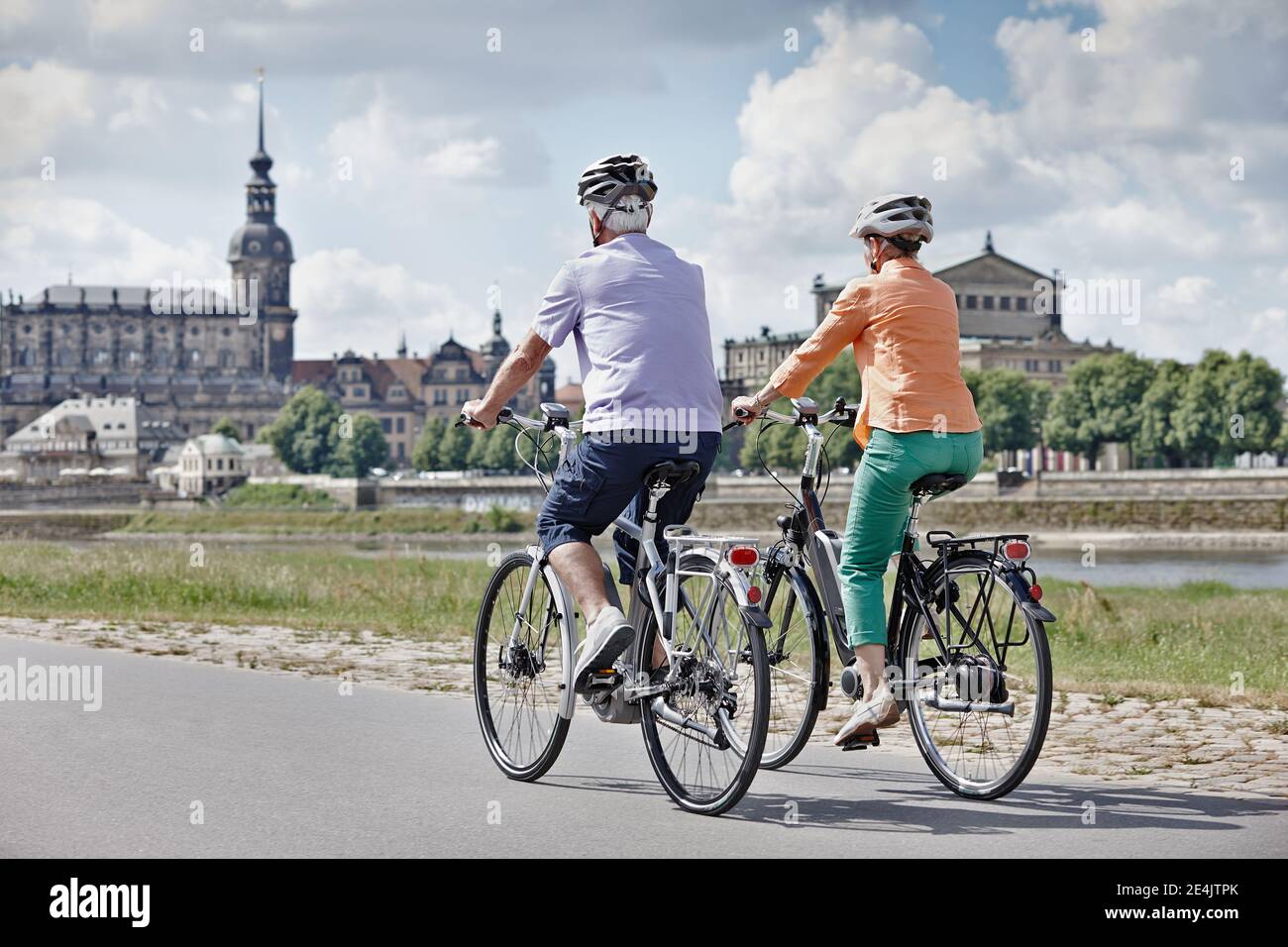 Coppia turistica in bicicletta elettrica al Semper Opera House, Dresda,  Germania Foto stock - Alamy