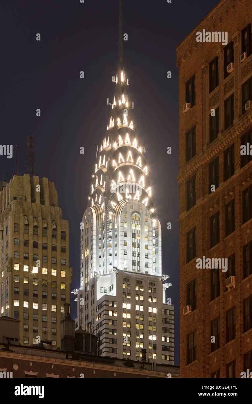 USA, New York, New York City, Chrysler Building illuminati di notte Foto Stock