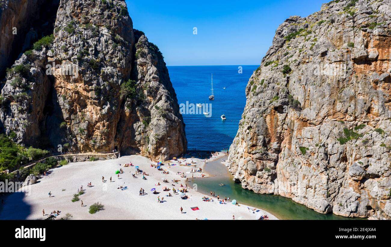 Drone shot della spiaggia di Maiorca tra montagne rocciose, Torrent De Pareis, Sierra De Tramuntana, Isole Baleari, Spagna Foto Stock