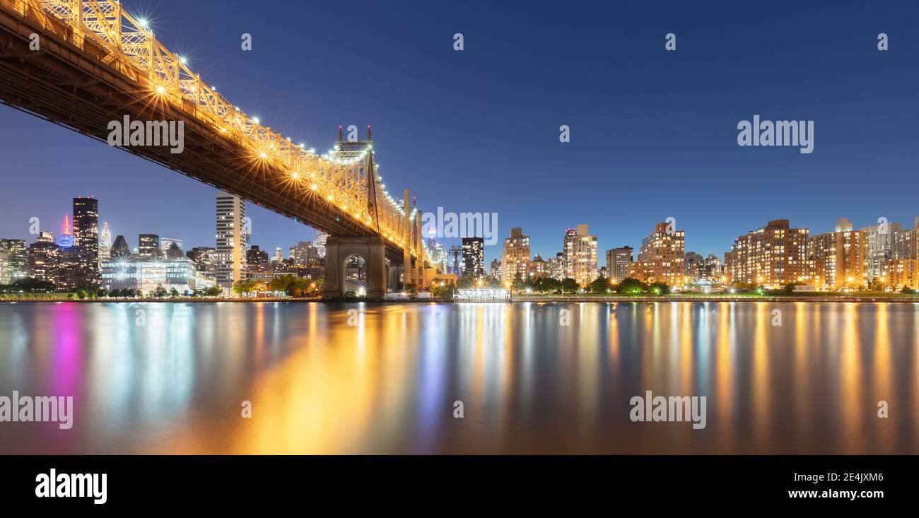 USA, New York, New York City, ed Koch Queensboro Bridge illuminato di notte Foto Stock