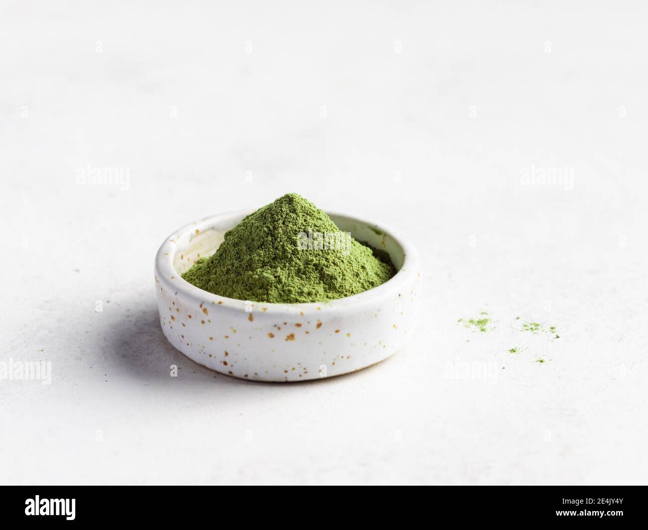 Polvere verde di supercibo in un recipiente piccolo Foto Stock