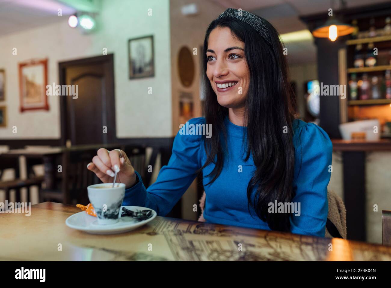 Bella giovane donna con caffè nel ristorante Foto Stock