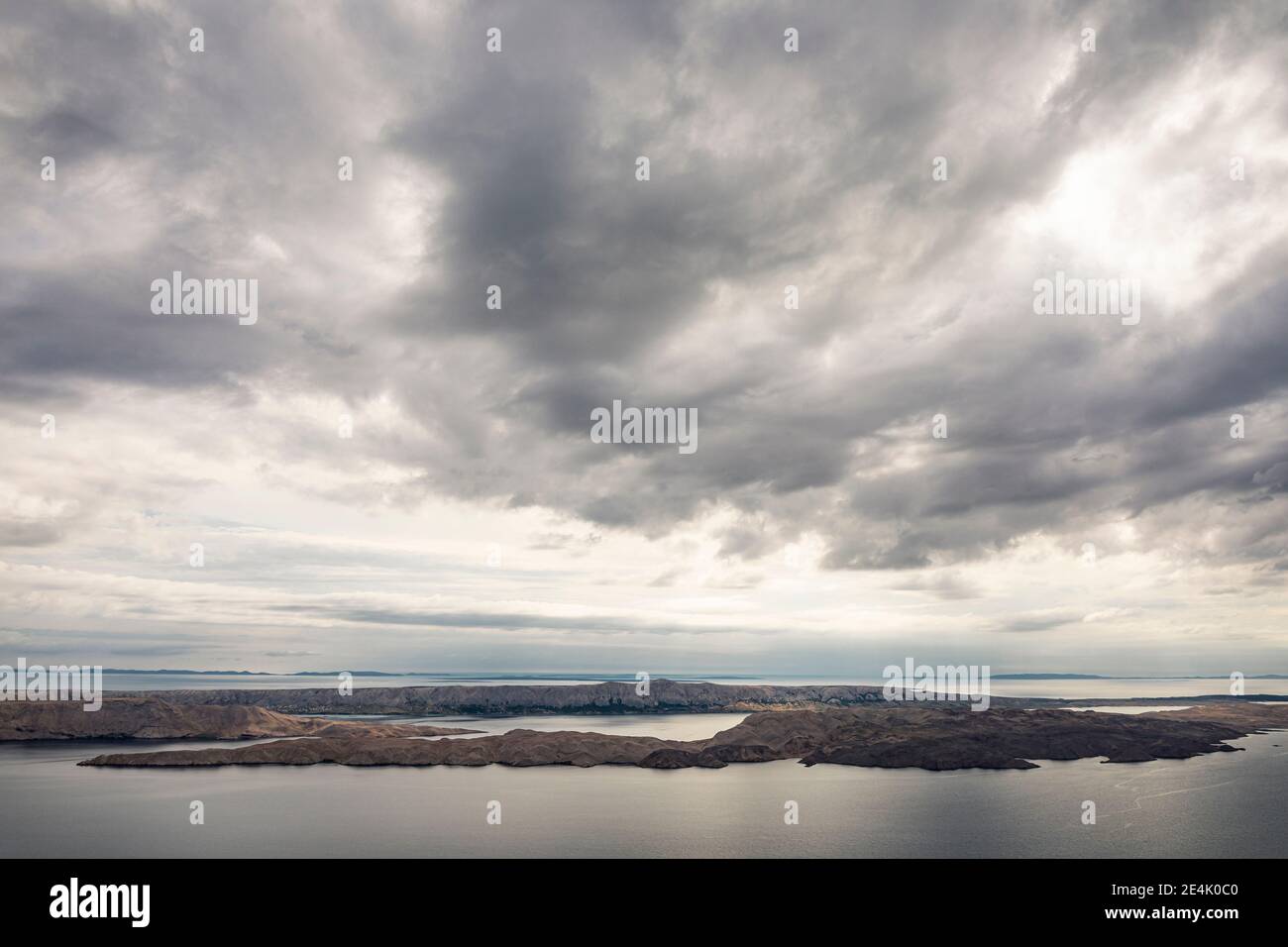 Nuvole grigie sul mare con isole Foto Stock